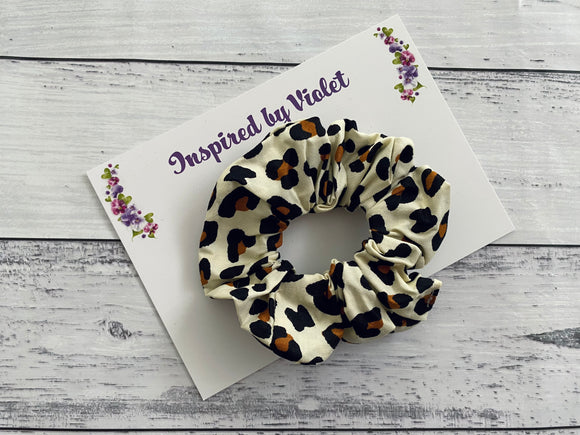 Medium Scrunchie - White & Tan Leopard